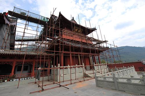 山西五臺(tái)山景區(qū)普壽寺內(nèi)正在修建的鐘樓(8月25日攝)。新華社記者 詹彥 攝