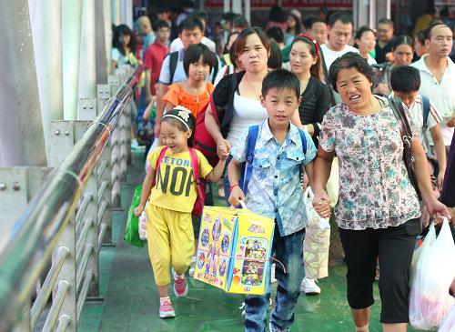 8月26日,一個(gè)小男孩提著爸爸買給自己的玩具,和奶奶一起來(lái)到北京西站,踏上回家的旅程。每年暑假,總會(huì)有大量的“小候鳥(niǎo)”“飛”到外地和在那里工作的父母團(tuán)聚。臨近開(kāi)學(xué),孩子們又不得不踏上回家的旅程,開(kāi)始他們的新學(xué)期生活。新華社發(fā)(王全超 攝)
