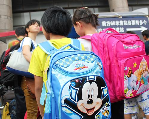 8月26日,兩個(gè)小女孩背著在北京買的新書(shū)包,來(lái)到北京西站,踏上回家的旅程。新華社發(fā)(王全超 攝)