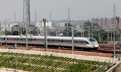 8月26日,一列動(dòng)車組列車駛進(jìn)石武客運(yùn)專線鄭州東站。新華社發(fā)(祝慶 攝)