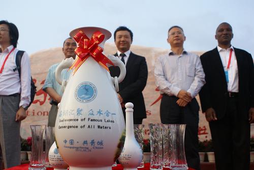 8月26日,名湖代表們將名湖之水“眾水合一”。當(dāng)日下午,在首屆中國(guó)(九江)鄱陽(yáng)湖國(guó)際名湖友好交流大會(huì)上,來(lái)自五大洲的11個(gè)世界名湖代表將他們帶來(lái)的名湖之水匯入中國(guó)第一大淡水湖——鄱陽(yáng)湖。“眾水合一”成為了首屆國(guó)際名湖大會(huì)的永久紀(jì)念。除鄱陽(yáng)湖外,這11個(gè)名湖分別是中國(guó)洞庭湖和青海湖、柬埔寨洞里薩湖、芬蘭奧盧湖、匈牙利巴拉頓湖、日本琵琶湖、肯尼亞納庫(kù)魯湖、新西蘭盧托魯阿湖、新西蘭陶波湖、俄羅斯貝加爾湖、美國(guó)肯塔基湖。新華社記者 吳鍾昊 攝
