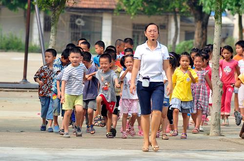 8月29日,在南寧-東盟經(jīng)濟開發(fā)區(qū)中心小學(xué),剛?cè)雽W(xué)的一年級學(xué)生在老師的帶領(lǐng)下熟悉校園環(huán)境。新華社記者黃孝邦攝