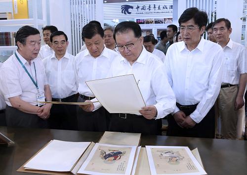 8月29日,中共中央政治局常委李長(zhǎng)春來(lái)到北京中國(guó)國(guó)際展覽中心新館,參觀第十九屆北京國(guó)際圖書博覽會(huì)。這是李長(zhǎng)春在故宮出版社展臺(tái)參觀。新華社記者 龐興雷 攝