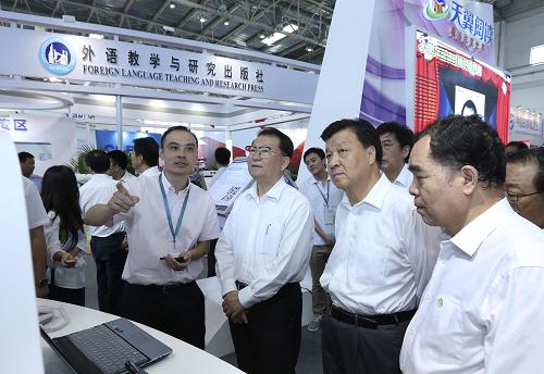 8月29日,中共中央政治局常委李長(zhǎng)春來(lái)到北京中國(guó)國(guó)際展覽中心新館,參觀第十九屆北京國(guó)際圖書博覽會(huì)。這是李長(zhǎng)春在中國(guó)電信天翼閱讀展臺(tái)聽取數(shù)字閱讀情況介紹。新華社記者 龐興雷 攝