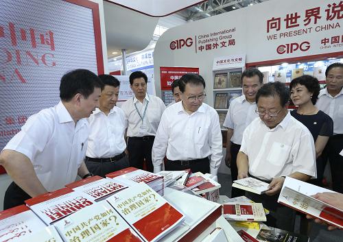 8月29日,中共中央政治局常委李長(zhǎng)春來(lái)到北京中國(guó)國(guó)際展覽中心新館,參觀第十九屆北京國(guó)際圖書博覽會(huì)。這是李長(zhǎng)春在中國(guó)外文局(又稱中國(guó)國(guó)際出版集團(tuán))展臺(tái)了解圖書出版發(fā)行情況。新華社記者 龐興雷 攝
