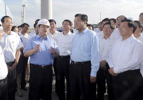 8月24日至29日,中共中央政治局常委、全國政協(xié)主席賈慶林先后來到甘肅酒泉、嘉峪關(guān)、張掖、蘭州等地調(diào)研。這是8月26日賈慶林在玉門大唐風(fēng)電場調(diào)研。新華社記者 張鐸 攝