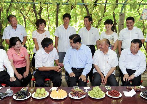 8月24日至29日,中共中央政治局常委、全國政協(xié)主席賈慶林先后來到甘肅酒泉、嘉峪關(guān)、張掖、蘭州等地調(diào)研。這是8月25日賈慶林在敦煌市陽關(guān)鎮(zhèn)龍勒村與農(nóng)民圍坐一起拉家常。新華社記者 張鐸 攝