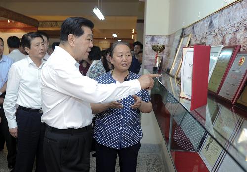 8月24日至29日,中共中央政治局常委、全國政協(xié)主席賈慶林先后來到甘肅酒泉、嘉峪關(guān)、張掖、蘭州等地調(diào)研。這是8月28日賈慶林在甘肅奇正藏藥有限公司了解企業(yè)文化和產(chǎn)品銷售情況。新華社記者 張鐸 攝