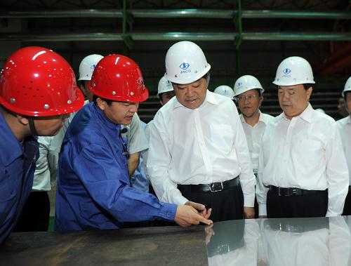 8月24日至29日,中共中央政治局常委、全國政協(xié)主席賈慶林先后來到甘肅酒泉、嘉峪關(guān)、張掖、蘭州等地調(diào)研。這是8月26日賈慶林在甘肅酒泉鋼鐵(集團(tuán))有限責(zé)任公司了解不銹鋼生產(chǎn)經(jīng)營情況。新華社記者 張鐸 攝
