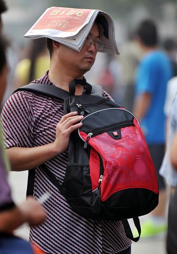 8月30日,一位市民在鄭州火車站站前廣場(chǎng)上排隊(duì)等待進(jìn)站乘車。隨著暑期接近尾聲,學(xué)生客流與棉農(nóng)客流交織成為鄭州火車站返程“主角”。當(dāng)日,記者從鄭州火車站獲悉,目前,火車站每天運(yùn)送旅客10萬(wàn)人左右,加之進(jìn)疆棉農(nóng)專列的影響,烏魯木齊方向的車票異常緊張。車站工作人員提醒,計(jì)劃在8月底至9月上旬出行的旅客,要早做準(zhǔn)備,合理安排出行時(shí)間和出行方式,盡量避開(kāi)學(xué)生客流高峰。 新華社記者 李博攝