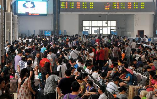 8月30日,鄭州火車站候車大廳里人山人海。新華社記者 李博攝