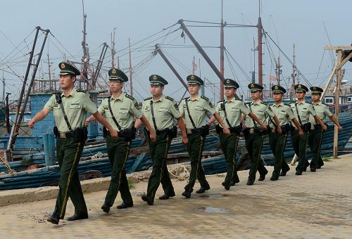 秦皇島市公安邊防支隊(duì)民警正在轄區(qū)碼頭巡邏。8月31日,隨著最后一艘海警巡邏艇靠泊碼頭,標(biāo)志著河北省公安邊防總隊(duì)連續(xù)19年圓滿(mǎn)完成北戴河暑期安保任務(wù)。據(jù)秦皇島旅游局提供的數(shù)據(jù)顯示,今年暑期共有超過(guò)1000萬(wàn)中外游客到北戴河觀光游覽,創(chuàng)歷史新高。擔(dān)負(fù)秦皇島海域、海港及空港口岸以及沿海邊防轄區(qū)安全保衛(wèi)任務(wù)的河北省公安邊防總隊(duì)駐秦皇島邊防部隊(duì)官兵,以創(chuàng)建“平安和諧暑期”為目標(biāo),戰(zhàn)高溫,斗酷暑,奮戰(zhàn)在一線,打擊違法犯罪,化解矛盾糾紛,服務(wù)人民群眾,為中外游客暢游北戴河營(yíng)造了平安和諧的旅游環(huán)境。新華社發(fā)(王小雪 攝)