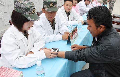 駐藏解放軍第八醫(yī)院派出的醫(yī)療專家在為藏族群眾進(jìn)行體檢。近日,駐藏解放軍第八醫(yī)院派出專家醫(yī)療隊(duì),深入村莊、街頭和單位,開展愛民義診活動。此次愛民義診活動將免費(fèi)為當(dāng)?shù)厝罕娺M(jìn)行身體檢查、講解衛(wèi)生常識、發(fā)放常用藥品。據(jù)悉,今年1至8月,醫(yī)療隊(duì)共出診40余次,行程萬余公里,為當(dāng)?shù)?萬余群眾進(jìn)行了免費(fèi)治療。新華社發(fā)(黃朝輝 攝)