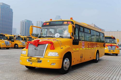 8月31日,山東青島開發(fā)區(qū)的新能源校車出發(fā)開赴各農(nóng)村社區(qū)學(xué)校。當(dāng)日,由70輛新能源汽車組成的校車隊伍在青島開發(fā)區(qū)正式投入使用。這支由青島開發(fā)區(qū)政府出資4500萬元建立的校車隊伍能夠滿足3500余名學(xué)生的乘車需求,它將更替區(qū)內(nèi)農(nóng)村社區(qū)的中小學(xué)學(xué)校公交專線車,為中小學(xué)生開辟安全的綠色通道。新華社發(fā)(俞方平 攝)