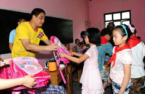9月1日,在江蘇揚(yáng)州民工子弟小學(xué)向往小學(xué),愛心人士(左一)為一年級(jí)新生送上捐贈(zèng)的新書包。當(dāng)日是新學(xué)期開學(xué)第一天,“我的第一個(gè)書包”公益活動(dòng)在江蘇省揚(yáng)州市民工子弟小學(xué)向往小學(xué)內(nèi)舉行。社會(huì)各界愛心人士為剛?cè)雽W(xué)的130名一年級(jí)新生送去新書包、文具等學(xué)習(xí)用品,并與學(xué)生們一起做游戲,喜迎開學(xué)。新華社發(fā)(董輝 攝)