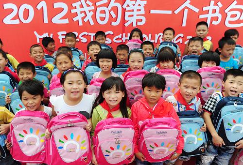 9月1日,江蘇揚(yáng)州民工子弟小學(xué)向往小學(xué)一年級(jí)新生展示愛心人士捐贈(zèng)的新書包。新華社發(fā)(董輝 攝)
