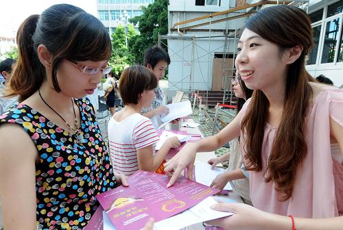 9月1日,福建省漳州市民蘇巧蓉(左)向工作人員(右)咨詢大病救助申報事宜。新華社記者 林善傳 攝