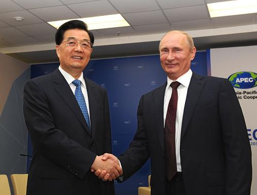 9月7日,中國(guó)國(guó)家主席胡錦濤在俄羅斯符拉迪沃斯托克同俄羅斯總統(tǒng)普京舉行會(huì)晤。新華社記者 饒愛民 攝
