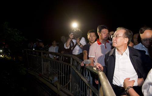 9月8日凌晨,中共中央政治局常委、國(guó)務(wù)院總理溫家寶抵達(dá)云南昭通地震災(zāi)區(qū),指導(dǎo)抗震救災(zāi)工作。這是溫家寶在災(zāi)區(qū)察看災(zāi)情。新華社記者 黃敬文 攝