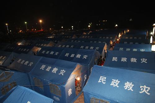 9月8日,受災(zāi)群眾住進(jìn)彝良縣羅炳輝廣場集中安置點(diǎn)的救災(zāi)帳篷。新華社發(fā)(張廣玉 攝)