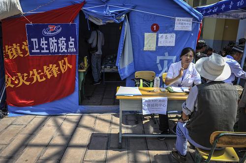 9月14日,在彝良縣示范小學(xué)安置點(diǎn),醫(yī)護(hù)人員在“帳篷醫(yī)院”前給當(dāng)?shù)厝罕娺M(jìn)行心理輔導(dǎo)。 云南彝良地震發(fā)生至今已過去一個(gè)星期,災(zāi)區(qū)3萬多群眾還要在60多個(gè)集中安置點(diǎn)上生活一段時(shí)間。走進(jìn)這些安置點(diǎn),可以發(fā)現(xiàn)多種多樣、各具功能的救災(zāi)帳篷,“帳篷醫(yī)院”“帳篷學(xué)校”“帳篷黨支部”“帳篷幼兒園”……在一座座別樣的帳篷里,很多人默默地提供服務(wù)與援助,守護(hù)著受災(zāi)群眾的幸福與平安。 新華社記者 歐東衢 攝