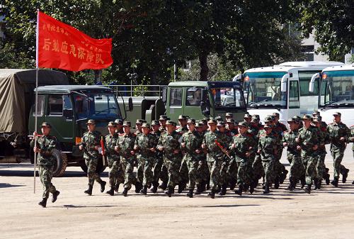 9月14日,武警北京總隊舉行后勤保障應急分隊實戰(zhàn)演練。當日,武警北京總隊舉行后勤保障應急分隊實戰(zhàn)演練,此次演練重點突出部隊野炊、戰(zhàn)場搭設班用等各類帳篷、戰(zhàn)備車快速加油、戰(zhàn)場救護和戰(zhàn)車車輛維修。演練的目的在于檢驗部隊在執(zhí)行搶險救災等突發(fā)任務時的后勤保障應急訓練效果,提升遂行多樣化任務后勤保障能力。新華社發(fā)(李光印攝)