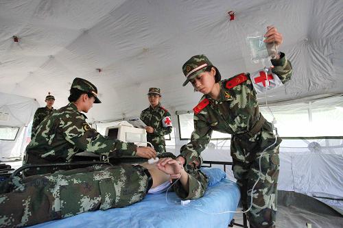 9月14日,武警北京總隊某部官兵在進行野外救護演練。新華社發(fā)(李光印攝)