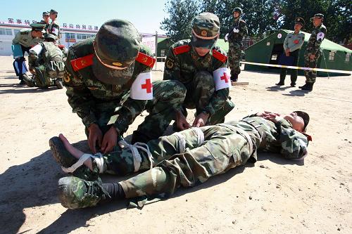 9月14日,武警北京總隊某部官兵在進行野外包扎和救治演練。新華社發(fā)(李光印攝)