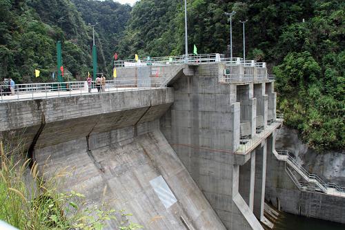 這是9月14日拍攝的斐濟(jì)南德瑞瓦圖水電站大壩。當(dāng)日,中國(guó)援建的斐濟(jì)南德瑞瓦圖水電站舉行竣工典禮,正式并網(wǎng)發(fā)電。斐濟(jì)總理姆拜尼馬拉馬、中國(guó)駐斐濟(jì)大使黃勇以及項(xiàng)目業(yè)主斐濟(jì)電業(yè)局代表和一些國(guó)家駐斐外交使節(jié)出席典禮。新華社記者姜顯明攝