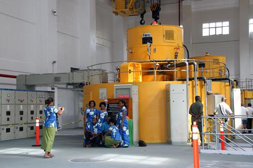 9月14日,人們?cè)陟碀?jì)南德瑞瓦圖水電站發(fā)電機(jī)組前合影。新華社記者姜顯明攝