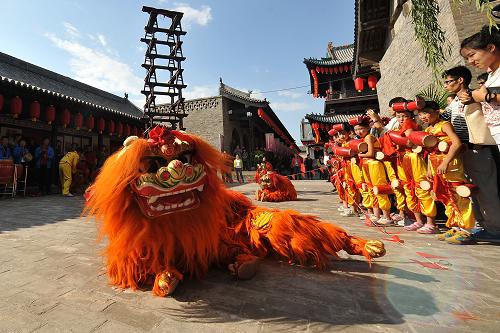 9月19日,民間藝人在中國山西非物質(zhì)文化遺產(chǎn)博覽會上表演天塔獅舞。當(dāng)日,由文化部非物質(zhì)文化遺產(chǎn)司、山西省委宣傳部等主辦的“中國·山西非物質(zhì)文化遺產(chǎn)博覽會”在山西平遙古城吉祥寺開幕。博覽會為期5天,將進行非物質(zhì)文化遺產(chǎn)項目展覽展示、非物質(zhì)文化遺產(chǎn)項目展演、非物質(zhì)文化遺產(chǎn)保護論壇、非物質(zhì)文化遺產(chǎn)招商項目洽談會等多項活動。新華社記者 詹彥 攝