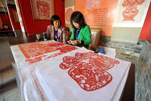 9月19日,在中國山西非物質(zhì)文化遺產(chǎn)博覽會上,民間藝人在現(xiàn)場制作中陽剪紙。新華社記者 詹彥 攝