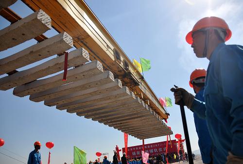 9月29日,中鐵一局鋪路工人在鋪設(shè)軌道。新華社記者 武敵 攝