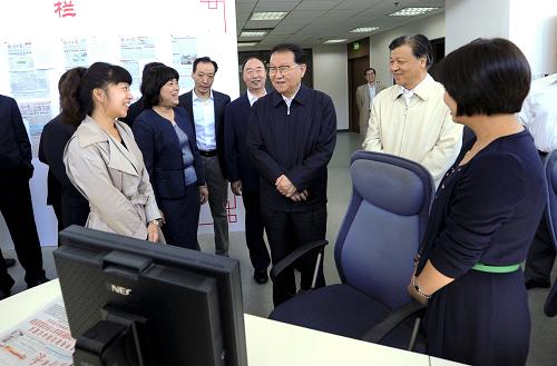 9月29日,中共中央政治局常委李長(zhǎng)春來(lái)到經(jīng)濟(jì)日?qǐng)?bào)社,看望慰問(wèn)報(bào)社全體員工,并向全國(guó)新聞工作者致以節(jié)日問(wèn)候和良好祝愿。這是李長(zhǎng)春在與經(jīng)濟(jì)日?qǐng)?bào)社青年編輯親切交談。新華社記者 張鐸 攝