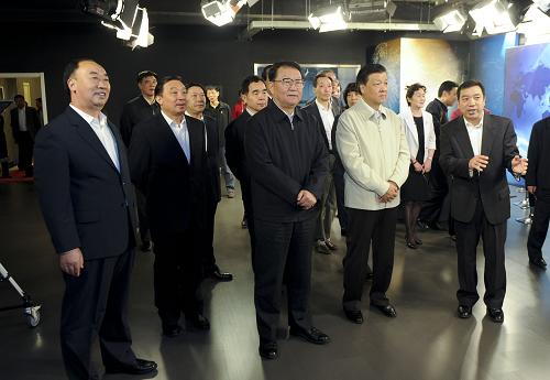 這是李長(zhǎng)春走進(jìn)中國(guó)經(jīng)濟(jì)網(wǎng)演播廳,觀(guān)看新聞制作和信息傳播視頻演示。新華社記者 張鐸 攝