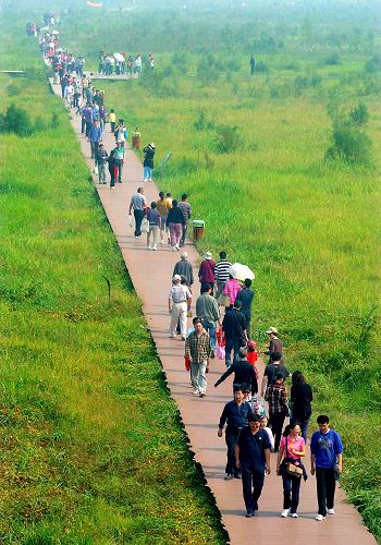 10月2日,游客們在鄭州黃河濕地公園內(nèi)游玩。“雙節(jié)”期間,在鄭州黃河濕地公園舉辦的首屆黃河濕地文化節(jié)受到了鄭州市民和游客的歡迎。“保護黃河濕地萬人簽名活動”“黃河濕地生態(tài)游”“黃河濕地觀鳥節(jié)”等活動讓人們在親近黃河濕地的同時享受到現(xiàn)代文明和生態(tài)文明融為一體的獨特魅力。 鄭州黃河濕地是我國河流濕地生物多樣性最為豐富的地區(qū)之一,也是我國候鳥遷徙的重要通道。新華社記者 王頌 攝
