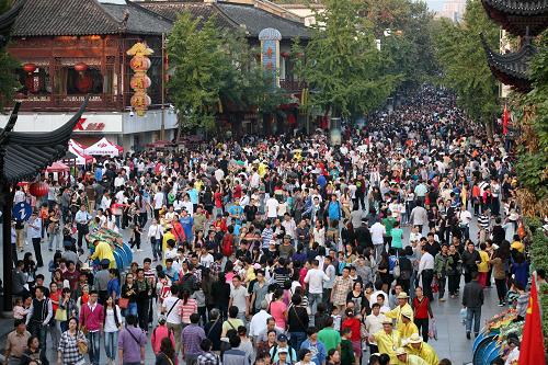 10月1日,江蘇南京夫子廟景區(qū)游人如織。 當(dāng)日是國慶節(jié),南京夫子廟景區(qū)內(nèi)游客摩肩接踵,來自全國各地的游客在秦淮河畔賞美景,品美食,歡度佳節(jié)。新華社發(fā)(顏閩航 攝)