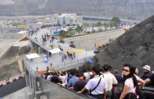 10月2日,游客乘坐觀光電梯在三峽大壩景區(qū)內(nèi)游覽。新華社發(fā)(鄭家裕 攝)