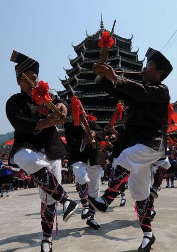 10月2日,在廣西三江侗族自治縣林溪鄉(xiāng)冠洞村冠大屯鼓樓坪上,人們在進行蘆笙表演。當日,廣西三江縣林溪鄉(xiāng)舉辦蘆笙節(jié),18支來自湘桂交界地區(qū)的蘆笙隊匯聚林溪鄉(xiāng)冠洞村賽蘆笙、慶豐收。每年秋收時節(jié),三江侗族村寨都會舉行賽蘆笙活動,富有特色的蘆笙表演,吸引了眾多游客前來欣賞。新華社發(fā)(梁克川 攝)