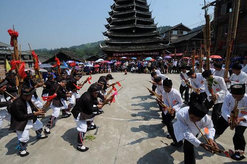10月2日,在廣西三江侗族自治縣林溪鄉(xiāng)冠洞村冠大屯鼓樓坪上,人們在進行蘆笙表演。新華社發(fā)(梁克川 攝)