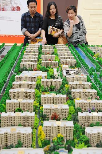 10月3日,參觀者在上海展覽中心舉辦的2012上海房地產(chǎn)秋季展示會上了解樓盤信息。新華社發(fā)(賴鑫琳 攝)