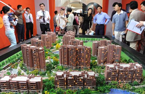 10月3日,參觀者在上海展覽中心舉辦的2012上海房地產(chǎn)秋季展示會上了解樓盤信息。新華社發(fā)(賴鑫琳 攝)
