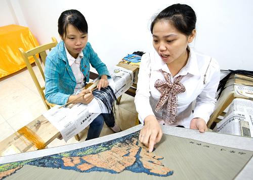 9月19日,創(chuàng)辦竹繡工藝微企的返鄉(xiāng)農(nóng)民工汪遠美(右)在對新員工進行技術培訓。重慶市工商局近日發(fā)布的最新統(tǒng)計數(shù)據(jù)顯示,截至9月底,重慶兩年來累計發(fā)展微型企業(yè)7.35萬戶,創(chuàng)業(yè)人群中返鄉(xiāng)農(nóng)民工近3萬人,約占4成,成為創(chuàng)業(yè)的主力軍。據(jù)統(tǒng)計,重慶目前已發(fā)展了56個微企村,大量農(nóng)民工帶回資本和管理技術返鄉(xiāng)創(chuàng)辦微型企業(yè),從事特色效益農(nóng)業(yè)的微型企業(yè)達1.95萬戶,占微企總數(shù)的四分之一。新華社記者 劉潺 攝