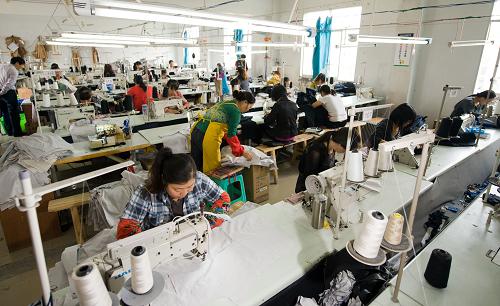 重慶市南川區(qū)一家服裝企業(yè)繁忙的生產(chǎn)車間(9月18日攝)。新華社記者 劉潺 攝