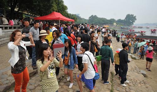 10月4日,游客在桂林市著名旅游景點(diǎn)象山景區(qū)游覽觀光。新華社記者陸波岸攝