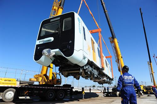 10月15日,大型吊車(chē)在哈爾濱市地鐵太平橋車(chē)輛基地將耐高寒地鐵車(chē)廂吊起。 當(dāng)日,國(guó)內(nèi)首列耐高寒地鐵列車(chē)在哈爾濱太平橋車(chē)輛基地進(jìn)行車(chē)廂編組入軌,即將開(kāi)始運(yùn)行調(diào)試。 該車(chē)由中國(guó)北車(chē)長(zhǎng)春軌道客車(chē)股份有限公司生產(chǎn),具備防雪抗寒性能,可以在零下38攝氏度低溫環(huán)境下持續(xù)運(yùn)行,預(yù)計(jì)到2012年末,共有6列、36節(jié)地鐵車(chē)廂到哈,用于哈爾濱地鐵1號(hào)線(xiàn)。 新華社發(fā)(張清云 攝)