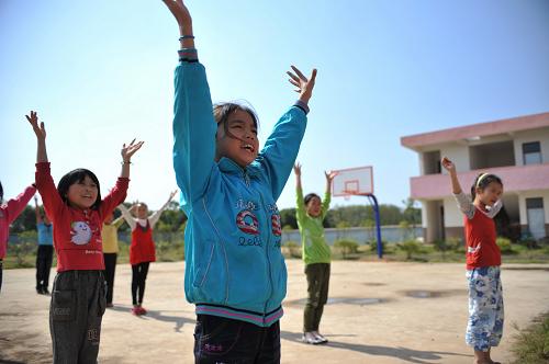 10月17日,江西南昌新建縣樵舍小學(xué)的學(xué)生們在剛剛修好的操場上體育課,不久前孩子們還只能在教室內(nèi)上體育課。 為解決義務(wù)教育階段教育資源不均衡局面,江西南昌在2012年投資25億元,分別用于義務(wù)教育學(xué)校網(wǎng)點建設(shè)、義務(wù)教育學(xué)校標準化建設(shè)以及一批優(yōu)質(zhì)高中建設(shè)。此外,南昌市財政每年安排1億4千萬元,對各區(qū)新建學(xué)校按建設(shè)面積進行獎勵。同時南昌市教育局與各縣區(qū)簽署義務(wù)教育均衡發(fā)展備忘錄,指導(dǎo)所轄縣區(qū)全面完成轄區(qū)內(nèi)中小學(xué)(幼兒園)布局調(diào)整規(guī)劃編制工作,推進農(nóng)村義務(wù)教育學(xué)校布局調(diào)整,辦好必要的村小和教學(xué)點,形成一張由上千個教育網(wǎng)點組成的教育網(wǎng)。 新華社記者周密攝