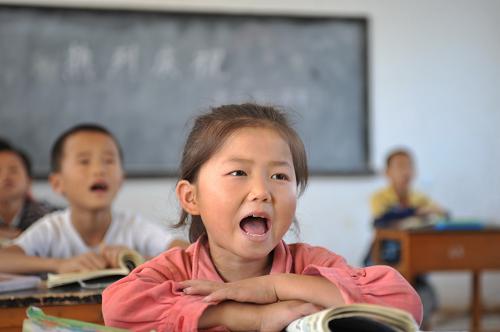 10月17日,江西南昌新建縣樵舍小學(xué)的學(xué)生們在新修建的教室內(nèi)上課。 新華社記者周密攝