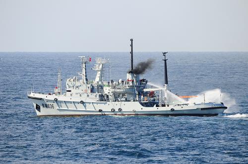 10月19日,在演習(xí)中,東海艦隊(duì)拖船對(duì)“著火”的執(zhí)法海監(jiān)船實(shí)施支援滅火和堵漏。新華社發(fā)(孫利攝)