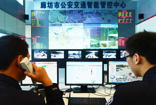 10月18日,交警在廊坊市智能交通管控平臺(tái)工作。為有效解決城市擁堵問(wèn)題,河北廊坊市交警支隊(duì)投資3400多萬(wàn)元用于交通智能管控系統(tǒng)的規(guī)劃與建設(shè),現(xiàn)已建起交通信號(hào)控制系統(tǒng)、交通流采集系統(tǒng)、交通誘導(dǎo)系統(tǒng)、城市道路電視監(jiān)控系統(tǒng)、非現(xiàn)場(chǎng)執(zhí)法系統(tǒng)、GPS警車、警員定位系統(tǒng)、治安卡口查緝布控系統(tǒng)、122接處警系統(tǒng)和智能交通管控平臺(tái)等幾大系統(tǒng),利用科技手段構(gòu)建起和諧、暢通、安全、有序的交通環(huán)境。新華社記者 李曉果 攝